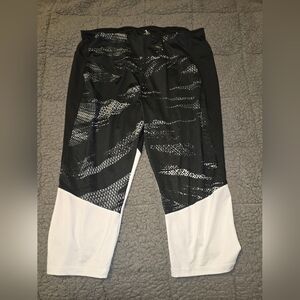 Black and White Athletic Crop Leggings - Size 2X